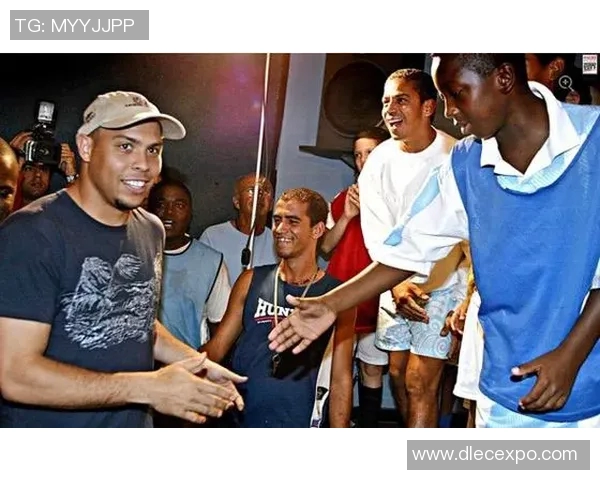 巴西足球明星在街头与粉丝亲密互动拍照留念瞬间 巴西足球明星在街头与粉丝亲密互动拍照留念瞬间