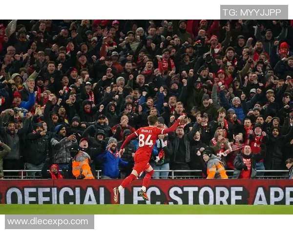 成都足球队以81分稳居大师赛积分榜首位展现强劲实力 成都足球队以81分稳居大师赛积分榜首位展现强劲实力