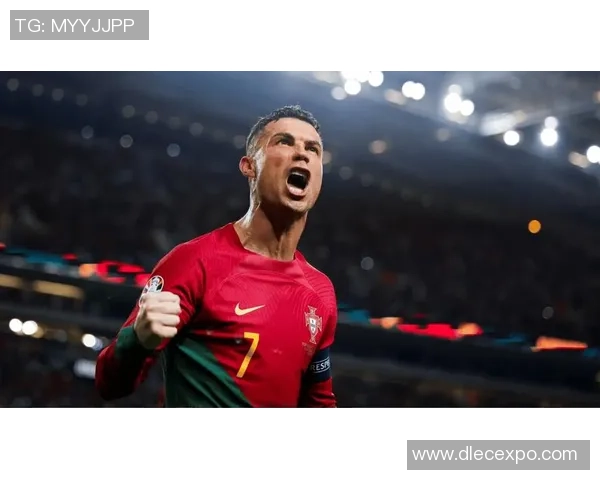 足球巨星C罗在赛场上的精彩瞬间与踢球技巧全景展示 足球巨星C罗在赛场上的精彩瞬间与踢球技巧全景展示