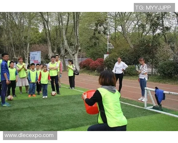 足球明星与女儿共度亲子时光打球视频展现温馨互动与运动乐趣 足球明星与女儿共度亲子时光打球视频展现温馨互动与运动乐趣