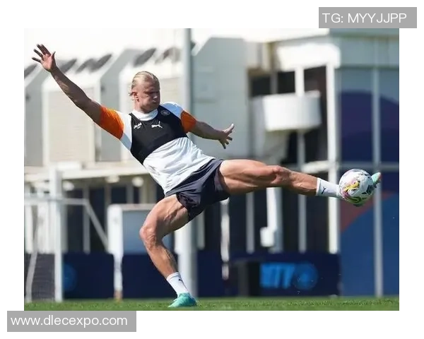 足球明星独特跑步姿势解析视频展现运动魅力与技巧的完美结合 足球明星独特跑步姿势解析视频展现运动魅力与技巧的完美结合