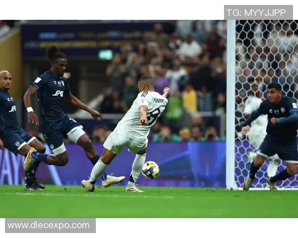 足球明星花式传球技巧展示与精彩瞬间图片合集 足球明星花式传球技巧展示与精彩瞬间图片合集