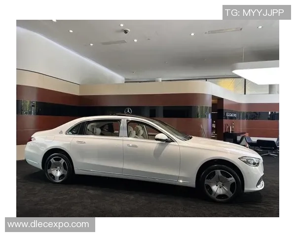 足球明星驾驭奢华迈巴赫展现风采与实力的完美结合 足球明星驾驭奢华迈巴赫展现风采与实力的完美结合